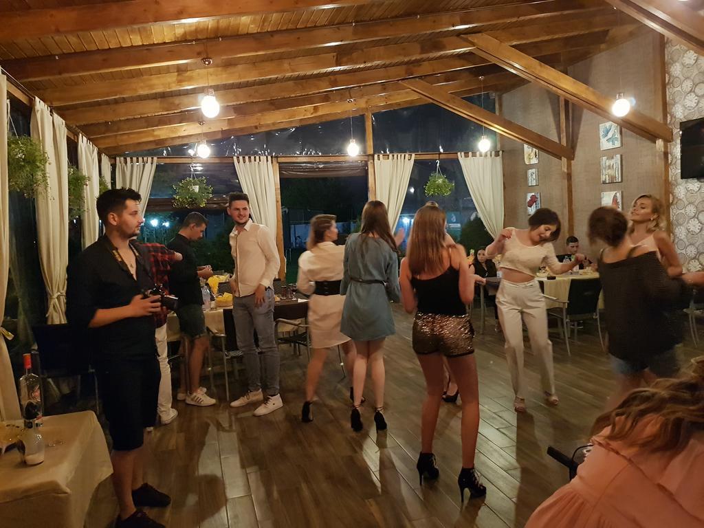 Pensiunea Family Zone Rosiori de Vede Экстерьер фото